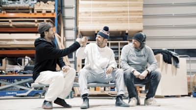 IOU Ramps Gründer Andreas Schützenberger und die Skate-Profis Vladik Scholz und Jost Arens freuen sich über ihre fertiggestellte 2-in-1 Skate-Rampe.