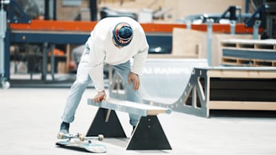 Skate-Profi Vladik Scholz wachst seine zum Curb umgebaute 2-in-1 Skate-Rampe bevor er das Obstacle skatet.