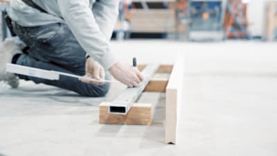 IOU Ramps Gründer Andreas Schützenberger markiert die Bohrlöcher am Vierkantrohr der Skate-Rampe mit einem Edding.