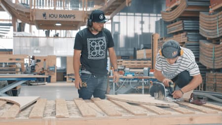 MTB-Ass Erik Fedko schneidet unter dem fachmännischen Blick von IOU Ramps Inhaber Andreas Schützenberger den Radius seiner MTB-Rampe aus.