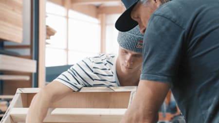 MTB-Ass Erik Fedko und IOU Ramps Inhaber Andreas Schützenberger verschrauben die Querstreben ihrer MTB-Rampe.