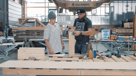 MTB-Ass Erik Fedko und IOU Ramps Inhaber Andreas Schützenberger planen beim Bau ihrer MTB-Rampe die nächsten Schritte.