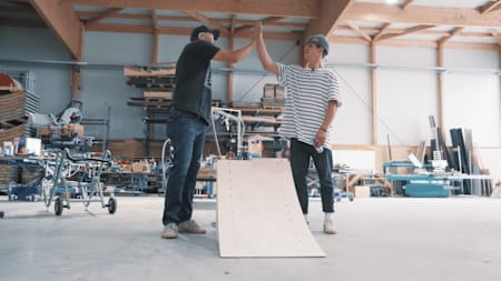 MTB-Ass Erik Fedko und IOU Ramps Inhaber Andreas Schützenberger geben sich neben ihrer fertig gestellten MTB-Rampe High Five.