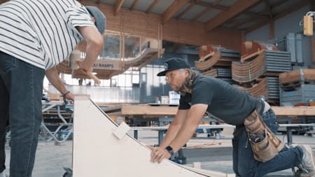 MTB-Ass Erik Fedko und IOU Ramps Inhaber Andreas Schützenberger belegen die MTB-Rampe mit dem Belag.