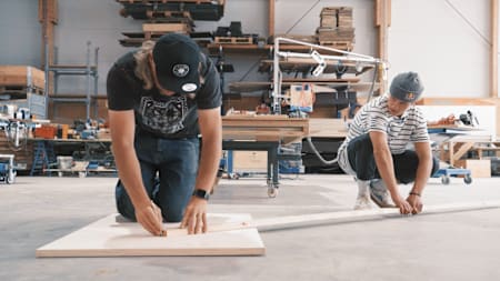 MTB-Ass Erik Fedko und IOU Ramps Inhaber Andreas Schützenberger zeichnen den Radius für Eriks MTB-Rampe auf.