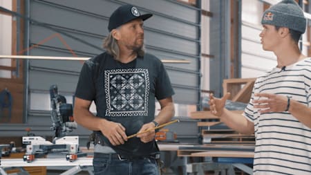 MTB-Ass Erik Fedko und IOU Ramps Inhaber Andreas Schützenberger besprechen den nächsten Schritt auf dem Weg zur fertigen MTB Rampe.