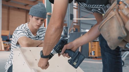 MTB-Ass Erik Fedko und IOU Ramps Inhaber Andreas Schützenberger verschrauben den Belag ihrer MTB-Rampe mit den darunterliegenden Querbalken.