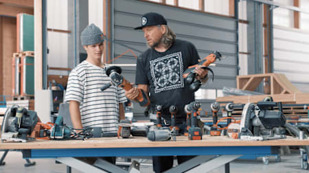 MTB-Ass Erik Fedko macht sich mit dem für den Rampenbau benötigten Werkzeug vertraut, das ihm IOU Ramps Inhaber Andreas Schützenberger zeigt.