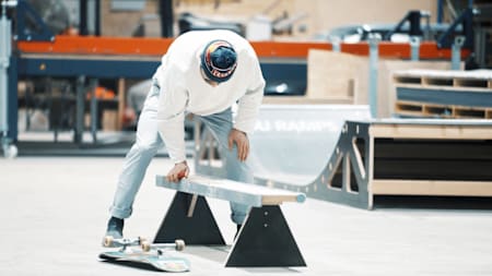 Skate-Profi Vladik Scholz wachst seine zum Curb umgebaute 2-in-1 Skate-Rampe bevor er das Obstacle skatet.