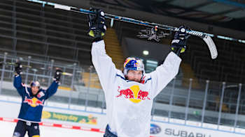 Konrad Abeltshauser vom EHC Red Bull München beim Video-Dreh mit einer Racing Drohne im Olympia Eisstadion.