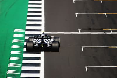 Le pilote français Pierre Gasly passe la ligne à la 7ème place au Grand Prix de Formule 1 de Grande-Bretagne en 2020. 