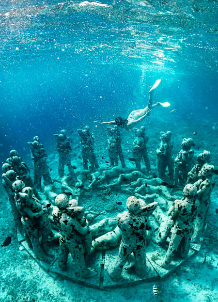 Sophie begutachtet die 48 lebensgroßen Unterwasserstatuen vor Gili Meno.