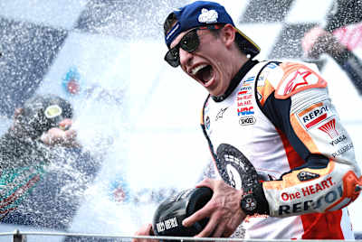 Marc Marquez z teamu Repsol Honda świętujący wygraną w wyścigu oraz zdobycie mistrzostwa świata MotoGP podczas GP Tajlandii 2019.