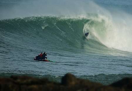 Natxo González, el surfista profesional vasco de grandes olas, surfea en Roka Puta, País Vasco.