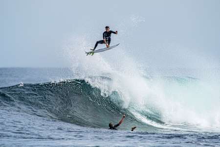 Der Surfer Kanoa Igarashi performt im Westen Australiens.