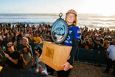 Caitlin Simmers lifts the trophy after winning the MEO Rip Curl Pro Portugal in 2023