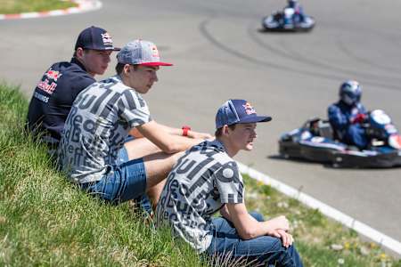 Los pilotos de F1 Max Verstappen y Pierre Gasly miden el potencial de la próxima generación en una pista de karting.