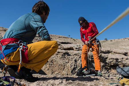 Stefan Glowacz und Chris Sharma bereiten sich auf das Abseilen vor.