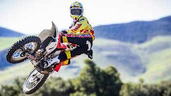 Red Bull Straight Rhythm 2022: 2-stroke vs 4-stroke