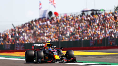 Checo Pérez durante el Gran Premio de Gran Bretaña de F1 2021, que se celebró en el Circuito de Silverstone el 18 de julio de 2021.