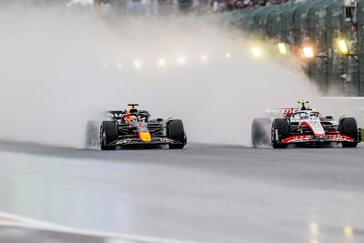 Max Verstappen de Red Bull Racing adelanta a Mick Schumacher durante el Gran Premio de F1 de Japón en el Suzuka International Racing Course el 09 de octubre de 2022.