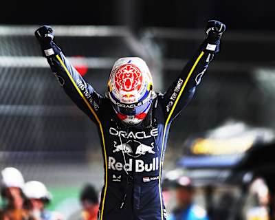 El ganador de la carrera, Max Verstappen, celebra su llegada al parc ferme durante el Gran Premio de F1 de Las Vegas en Las Vegas Strip Circuit el 22 de noviembre de 2025 en Las Vegas, Nevada. 
