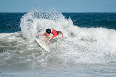 Caroline Marks performt bei den ISA World Surfing Games in Miyazaki, Japan.
