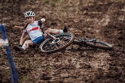 Isla Short chute pendant les championnats du monde UCI de VTT cross-country 2020 à Leogang, en Autriche.