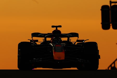 Der Franzose Isack Hadjar fährt den (6) Oracle Red Bull Racing RB21 auf der Strecke während der F1-Tests auf dem Yas Marina Circuit am 09. Dezember 2025 in Abu Dhabi, Vereinigte Arabische Emirate.