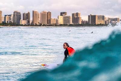 La surfeuse hawaïenne Carissa Moore surfe sur des vagues au large d'Honolulu, à Hawaï.