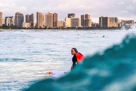 La surfeuse hawaïenne Carissa Moore surfe sur des vagues au large d'Honolulu, à Hawaï.