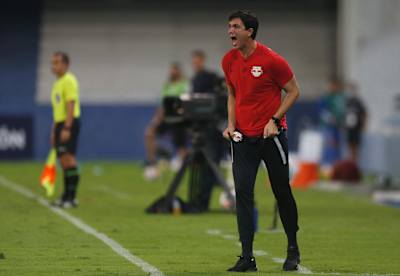 An image of Red Bull Bragantino coach Maurício Barbieri shouting on the touchline.