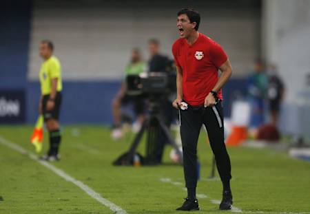 An image of Red Bull Bragantino coach Maurício Barbieri shouting on the touchline.