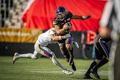 Ein Spieler von Berlin Thunder tackelt einen rennenden Spieler der Vienna Vikings, der den Football hält, beim AFLE-Spiel Berlin Thunder gegen Vienna Vikings 2026 in Wien, Österreich, am 23. Mai 2026