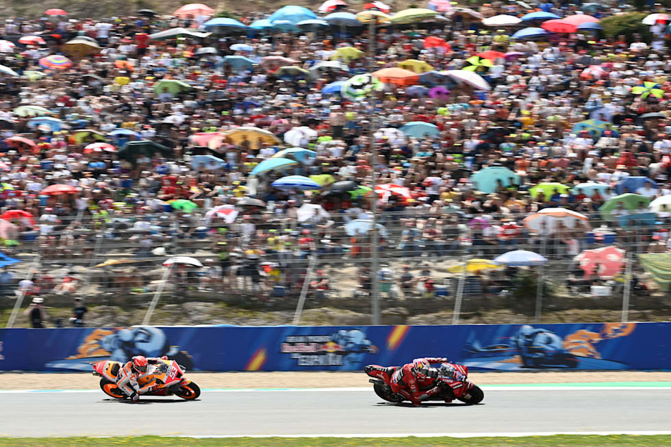 Honda'dan Marc Márquez, Ducati'den Jack Miller'ı takip ediyor.