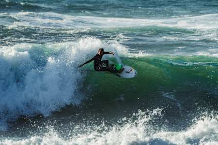 Kauli Vaast prend une vague lors d'une session de surf à Costa Caparica, au Portugal.