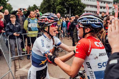 Yana Belomoina junto a Anne Tauber durante la Copa del Mundo UCI de XCO en Albstadt, Alemania, el 20 de mayo de 2018.