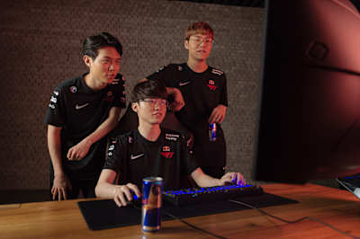 Imagen de Faker, miembro del equipo de esports de League of Legends de T1, jugando ante un ordenador con sus compañeros de equipo.