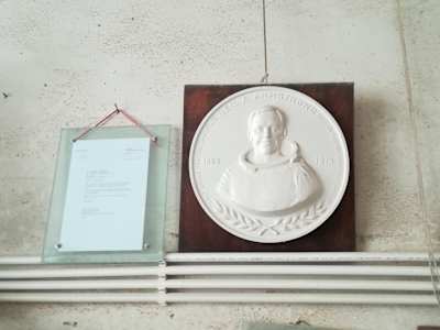 Medalionul cu chipul lui Neil Armstrong și scrisoarea de la NASA