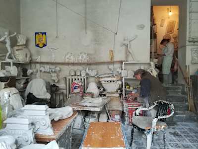 Doamna Maria și doamna Elena în atelierul de pe calea Griviței 35