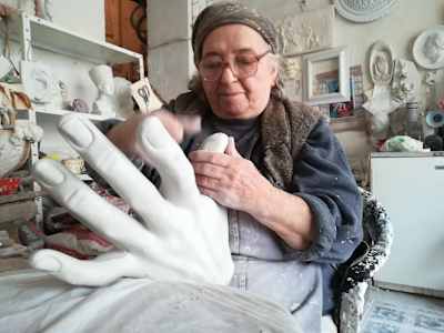 Maria Rădulescu în atelierul său de pe calea Griviței 35