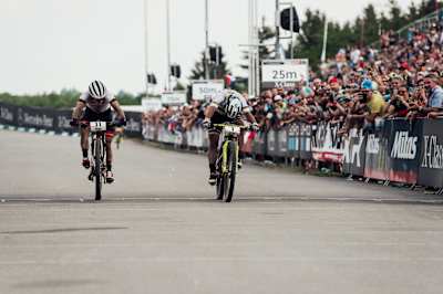 Anton Cooper e Nino Schurter all'UCI XCO World Cup a Nove Mesto, in Repubblica Ceca, il 27 maggio 2018