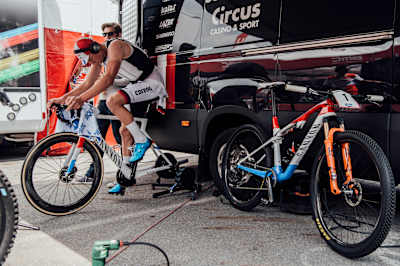 Mathieu Van der Poel auf dem Turbo-Trainer während des UCI XCO World Cups 2019 in Nove Mesto na Morave, Tschechien.