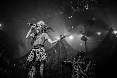 Grimes, la artista pop canadiense, durante una actuación en The Mayan Theatre, en Los Ángeles, en 2015.