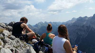 Senderistas descansan en el Mittenwalder Höhenweg en Austria.