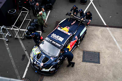 Foto zeigt den Lamborghini von Red Bull Team ABT in der Boxengasse am Nürburgring.