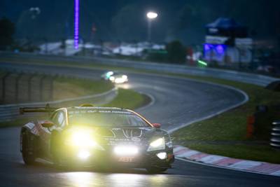 Bild zeigt den Lamborghini von red Bull Team ABT bei Regel in der Dunkelheit auf der Nordschleife des Nürburgring, 2024.