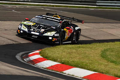 Bild zeigt den Lamborghini von Red Bull Team ABT auf der Nordschleife beim 24-Stunden-Rennen, 2024.