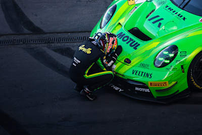 Ayhancan Güven feiert seinen Meistertitel in der DTM 2025 am Hockenheimring.