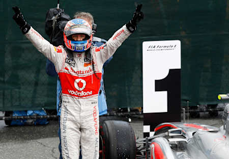 Jenson Button świętujący zwycięstwo w wyścigu F1 o GP Kanady 2011.